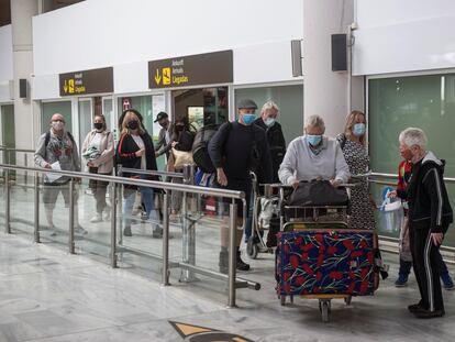 Llegada de los primeros turistas alemanes y británicos al aeropuerto de Lanzarote, después de que Berlín y Londres sacaran a las Canarias de su lista negra.