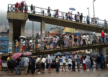 Habitantes de la favela Rocinha, en Río de Janeiro, hacen cola para votar.