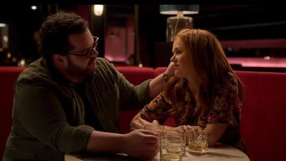 Josh Gad e Isla Fisher, en una imagen de la serie 'Wolf Like Me'.