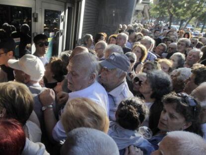 Una multitud de pensionistes, davant una sucursal bancària a Atenes.