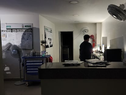 Un hombre trabaja en un hospital sin electricidad, el 19 de junio en Guayaquil (Ecuador).