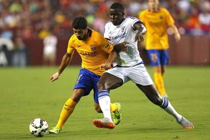 Suarez y Zouma, en un lance del partido 