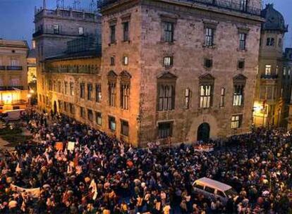 Miles de personas se sumaron ayer a la concentración en protesta por la posición del Consell ante Educación para la Ciudadanía y rodearon el Palau de la Generalitat.