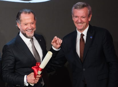 El dueño de Abanca, Juan Carlos Escotet, y el presidente gallego Alfonso Rueda, durante un acto en la sede de 'La Voz de Galicia', en una imagen difundida por la Xunta.