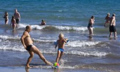 Turistas en la Playa del Inglés (Gran Canaria).