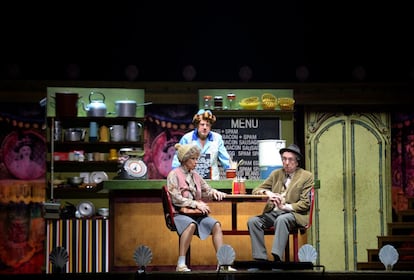 Terry Jones, en el centro, y Eric Idle, derecha, durante una de sus actuaciones en el estreno de la noche del martes en Londres.