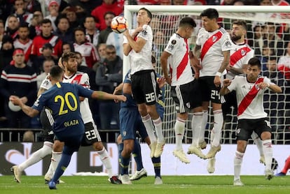 Olaza (i) lanza una falta durante la final de la Copa Libertadores.