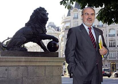 Pedro Solbes, a la entrada del Congreso de los Diputados.