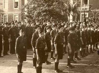Un grupo de alumnos del Instituto Giner de los Ríos de Lisboa, con el uniforme falangista, en 1938.