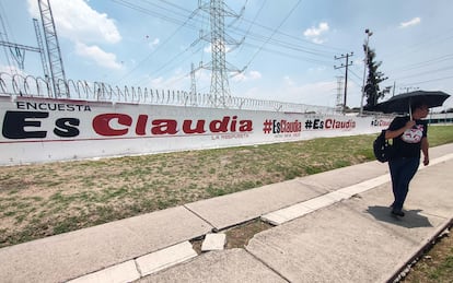 Un hombre camina junto a una barda pintada con mensajes a favor de Claudia Sheinbaum, en Ciudad de México, el pasado 11 de junio.