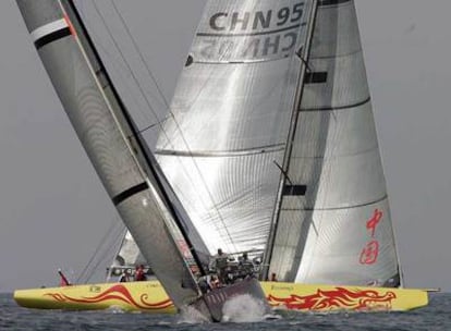 El italiano Luna Rossa, en primer plano, y el chino China Team, durante la primera regata de la Copa Louis Vuitton.