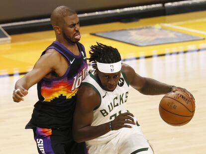 Jrue Holiday intenta superar a Chris Paul en el quinto partido entre Milwaukee y Phoenix.