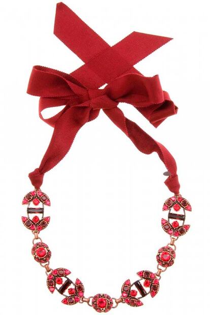 Collar romántico con lazada roja, de Lanvin (795 euros).