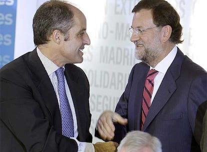 El presidente de la Genetalitat valenciana, Francisco Camps, y el líder del PP, Mariano Rajoy, se saludan a su llegada a la reunión del Comité Ejecutivo popular.