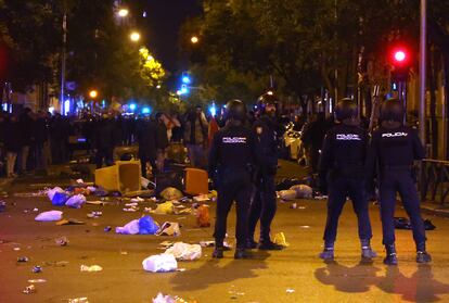 Destrozos tras los disturbios frente a la sede del PSOE en Madrid, después de la concentración contra la amnistía.