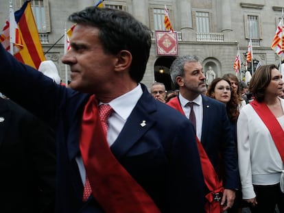 Manuel Valls, amb Jaume Collboni i Ada Colau, dissabte a Barcelona.