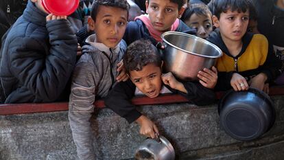 Niños aguardan para recibir comida en Rafah, en el sur de la Franja de Gaza, el 5 febrero.