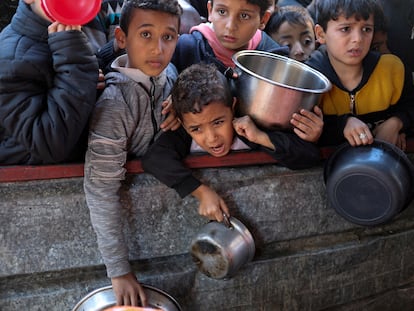 Niños aguardan para recibir comida en Rafah, en el sur de la Franja de Gaza, el 5 febrero.