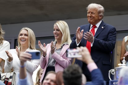 La secretaria de prensa de la Casa Blanca, Karoline Leavitt, la fiscal general de Estados Unidos, Pam Bondi, y el presidente Donald J. Trump en el Centro Nacional de Tenis Billie Jean King, este domingo.