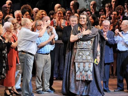 El barítono Joan Pons al final del tercer acto de 'Aida' recibiendo el homenaje de los trabajadores del Liceo.