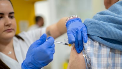 Un hombre se vacuna durante la campaña de vacunación contra la gripe, en un centro de salud en Madrid, en octubre pasado.