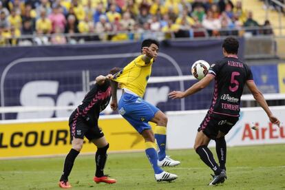 Ara&uacute;jo, de Las Palmas, entre dos rivales del Tenerife.