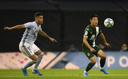 Wu Lei domina el balón ante Olaza en el Celta-Espanyol.