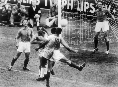 Pelé y Vava, de Brasil, disputan un balón contra la defensa de Francia en la semifinal del Mundial de Suecia 1958.