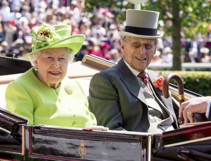 La reina Isabel II y el Príncipe Felipe, Duque de Edimburgo, en el Royal Ascot el 20 de junio de 2017. 