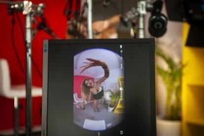El visor de una de las cámaras GoPro muestra como se realiza el rodaje de una escena porno protagonizada por la actriz Venus Afrodita.