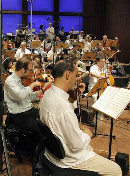 La Orquesta Sinfónica de Galicia en un momento de la grabación, ayer, en El Escorial.