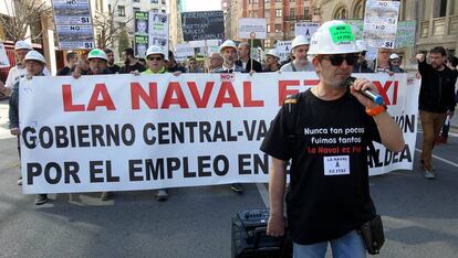Manifestación de los trabajadores de La Naval este martes junto al Gobierno vasco en Bilbao.