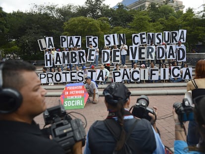 Protesta de periodistas conn el lema 'La paz es sin censura', en las calles de Caracas, en 2017.