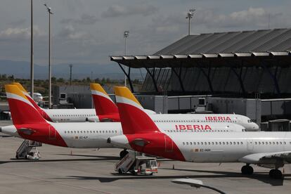 Varios aviones de Iberia aparcados en el Aeropuerto de Madrid-Barajas Adolfo Suárez.