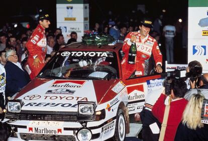 Carlos Sainz celebra su tercer triunfo del año en Nueva Zelanda, junto a su inseparable Luis Moya. Aquel año 1990 acabaría levantando su primer mundial.