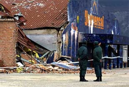 Dos guardias civiles observan el estado en el que quedó la discoteca tras la explosión.