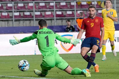 Con este remate, Abel Ruiz logró el empate a dos ante Ucrania que otorga a España la primera plaza en la fase de grupos del Europeo sub-21.