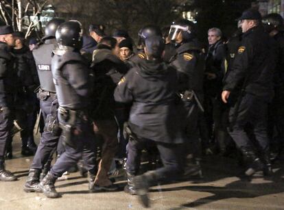 Momento de tensión se produjo entre los manifestantes y la policía en una calle del centro de Madrid.