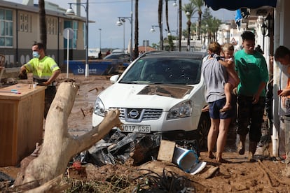 Les Cases de Alcanar.Mama con su hija en la calle del puerto.