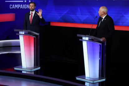 J. D. Vance y Tim Walz, este martes durante el debate. 