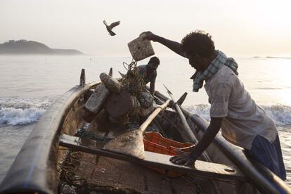 Pescadores preparan su bote en la bahía de Bengal, cerca de Visakhapatnam (India).