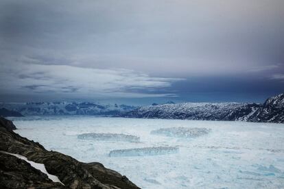 Icebergs tabulares flutuam no fiorde Sermilik, em Tasiilaq, em 23 de junho de 2018.