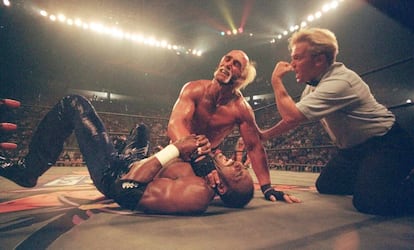 Hulk Hogan le aplica una llave a Karl Malone, durante un combate de lucha libre, en San Diego, el 12 de julio de 1998.
