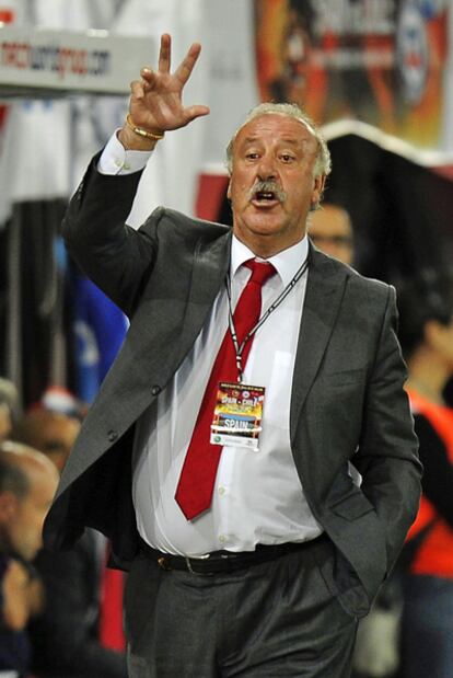 El entrenador de la selección de España, Vicente del Bosque, da instrucciones a su equipo durante el partido amistoso ante Chile.