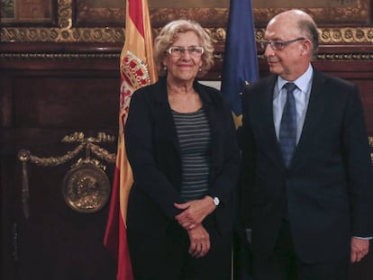 La alcaldesa de Madrid, Manuela Carmena, y el ministro de Hacienda, Cristóbal Montoro, en una reunión para tratar los presupuestos del Ayuntamiento de Madrid en 2016.