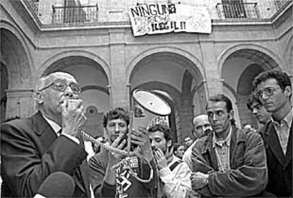 Saramago animó ayer, en la Universidad de Sevilla, a unos manifestantes contra la Ley de Extranjería.