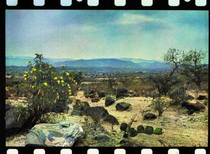 Aunque normalmente fotografía en blanco y negro, Bernard Plossu también ha recurrido al color. Cuando lo hace, como en esta fotografía, recurre a la técnica Fresson de revelado al carbón. Según el fotógrafo: "el método Fresson produce las fotografías en color más estables y duraderas. (...) Me gusta mucho el modo en que este papel mate con algo de grano traduce en color el ambiente de mis fotografías en blanco y negro. Es perfecto".