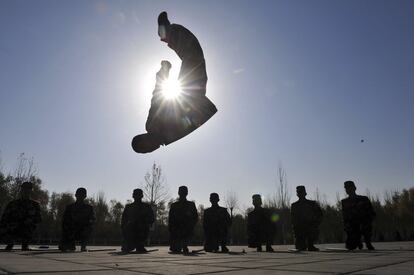 Un policía paramilitar realiza artes marciales en una base de entrenamiento en Yinchuan, región autónoma de Ningxia Hui, China.