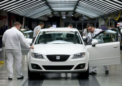 Varios operarios de la factoría automovilística Seat.