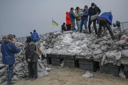 Varios ciudadanos llenan sacos con arena para crear barricadas, en la playa de la ciudad de Odesa, en el mar Negro. Ucrania teme que pueda ser el próximo objetivo de la ofensiva de Rusia en el sur, es el principal puerto del país y vital para su economía.